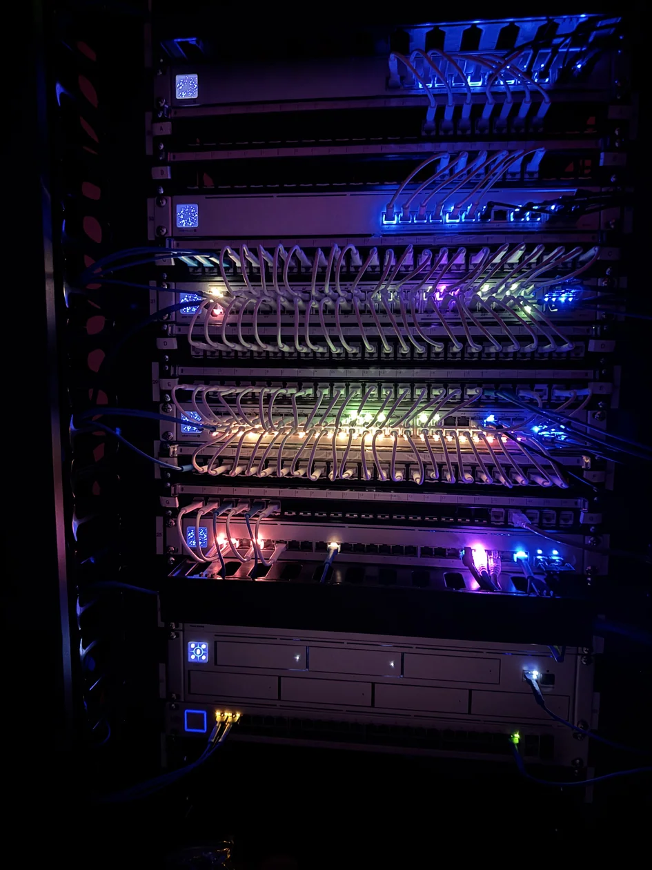 Equipamentos do rack da IORQ ligados e em operação